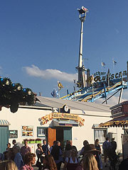 seitlich geht es hinein in die Heimer Enten- und Hühnerbraterei auf dem Oktoberfest 2019 (©Foto: Martin Schmitz)